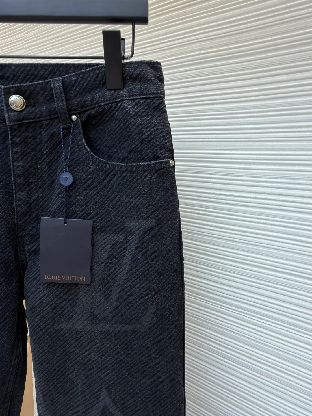 LOUIS VUITTON gradient letter jeans ●Original version: purchased and developed by 17726 ●Item number: 1680830-B45 ●Fabric: denim fabric ●Technology: Tie-dye process ●Version: fitted version ●Weight: about 710 grams ●Size: 30-32-34-36 ●Description: The tie-dye process interprets the dreamy colors of the Northern Lights. It is not only fashionable and versatile, but also enhances the aura and becomes the focus of attention. It can be matched with the same style to create a fashionable look and control various occasions. The overall wiring is straight and delicate, the fabric is comfortable and soft, and the color is consistent without color difference. It can be matched with the same style to create a fashionable look and control various occasions. Customized accessories, complete with three standards, same style for men and women!